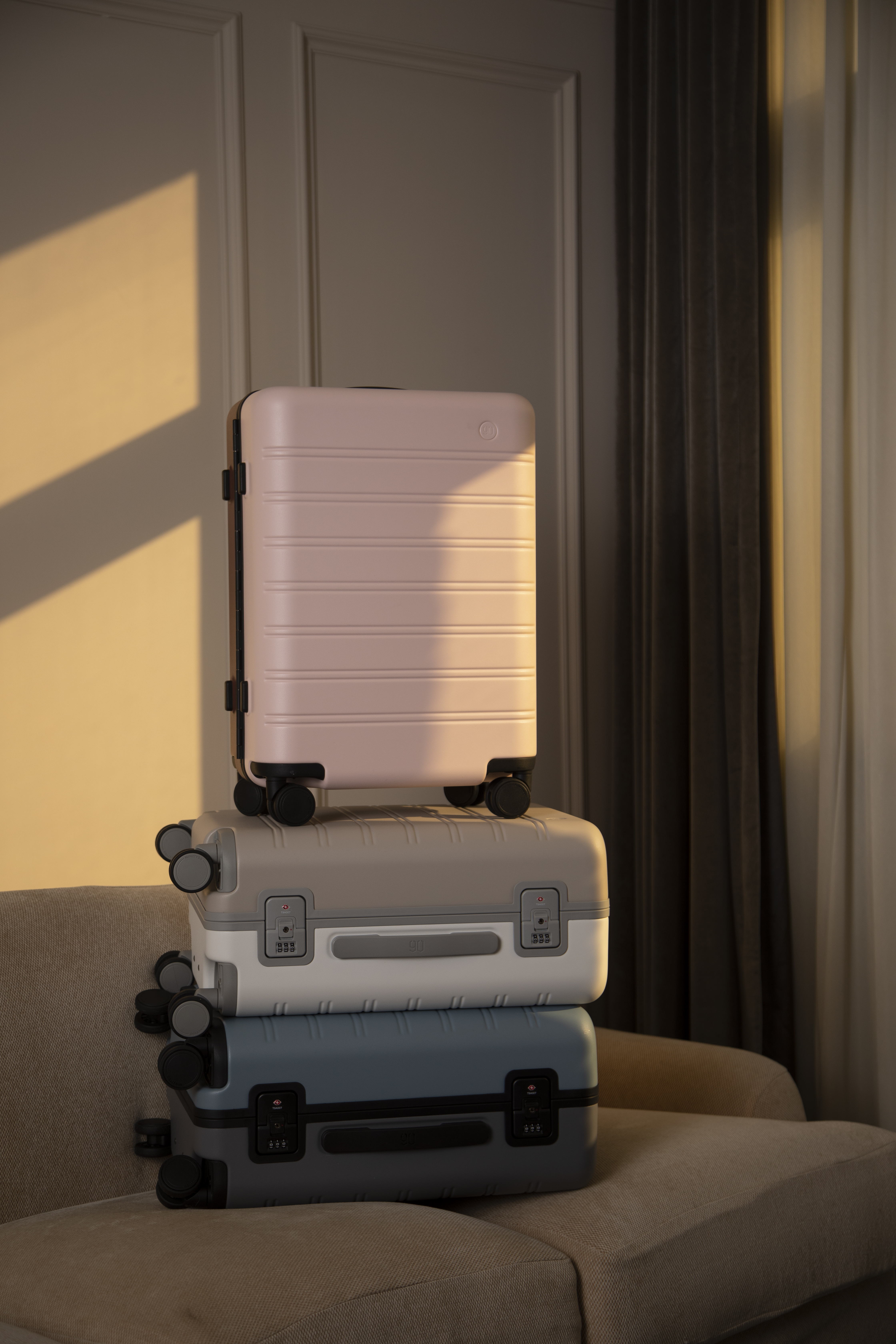 Фотография Чемодан Xiaomi NinetyGo Rhine Luggage 24'' Pink+Red