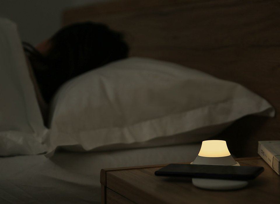 Фото Ночник-светильник с беспроводной зарядкой Xiaomi Yeelight Wireless Charge Nightlight (YLYD08YI)