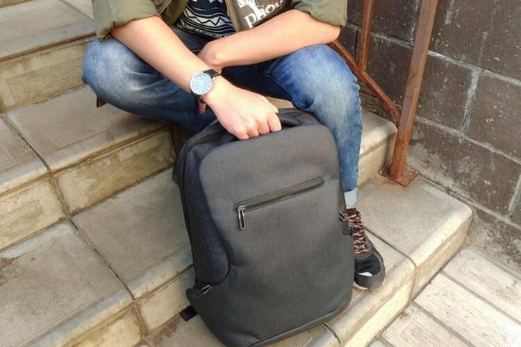 Рюкзак Business Travel Multifunctional Backpack 2 стоит на ступеньках