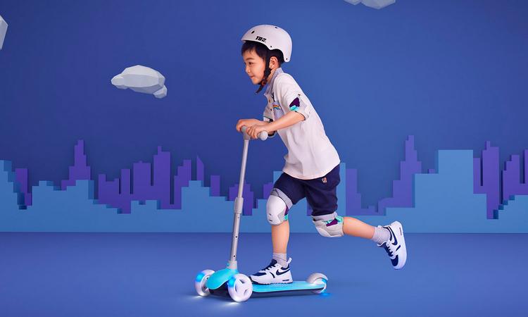 Мальчик катается на самокате MiTU Rice Rabbit Scooter