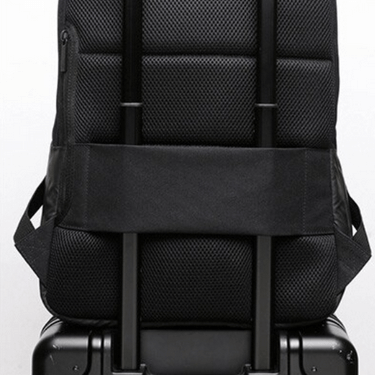 Рюкзак Ninetygo Urban Commuting зафиксирован на выдвижной ручке чемодана при помощи ремня на спинке