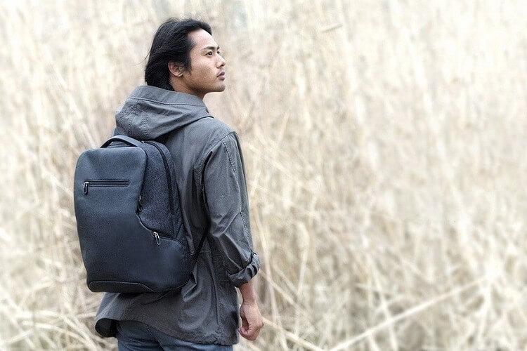Мужчина с рюкзаком Business Travel Multifunctional Backpack 2 на спине