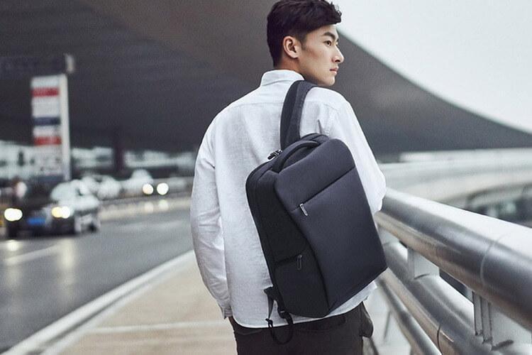 Мужчина на одном плече несет рюкзак Business Travel Multifunctional Backpack 2