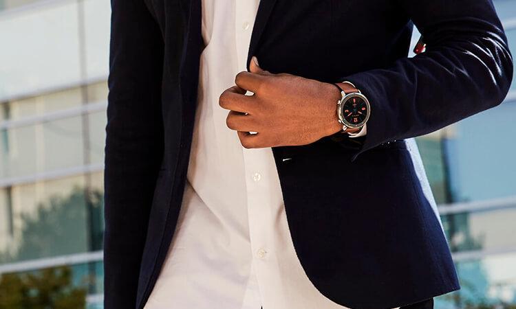 Мужчина носит на руке часы Xiaomi Amazfit GTR 42mm