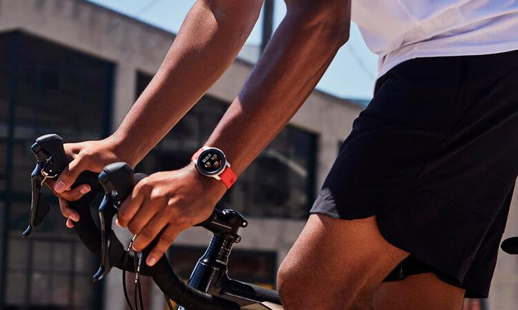 Мужчина едет на велосипеде, у него на руке часы Xiaomi Amazfit GTR 42mm