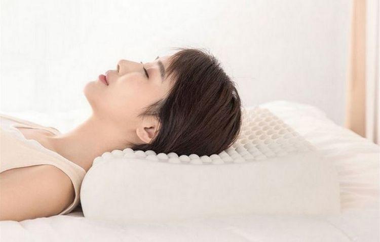 Девушка спит на подушке Xiaomi 8H Z3