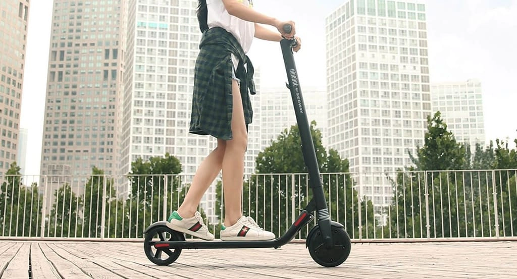 Картинка Электрический самокат Segway Ninebot Kick Scooter ES4